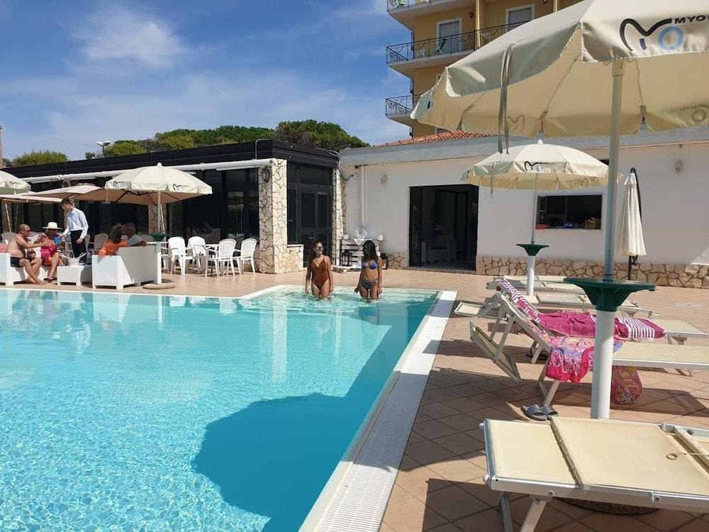 Hotel Club Sabbiadoro Battipaglia Esterno foto